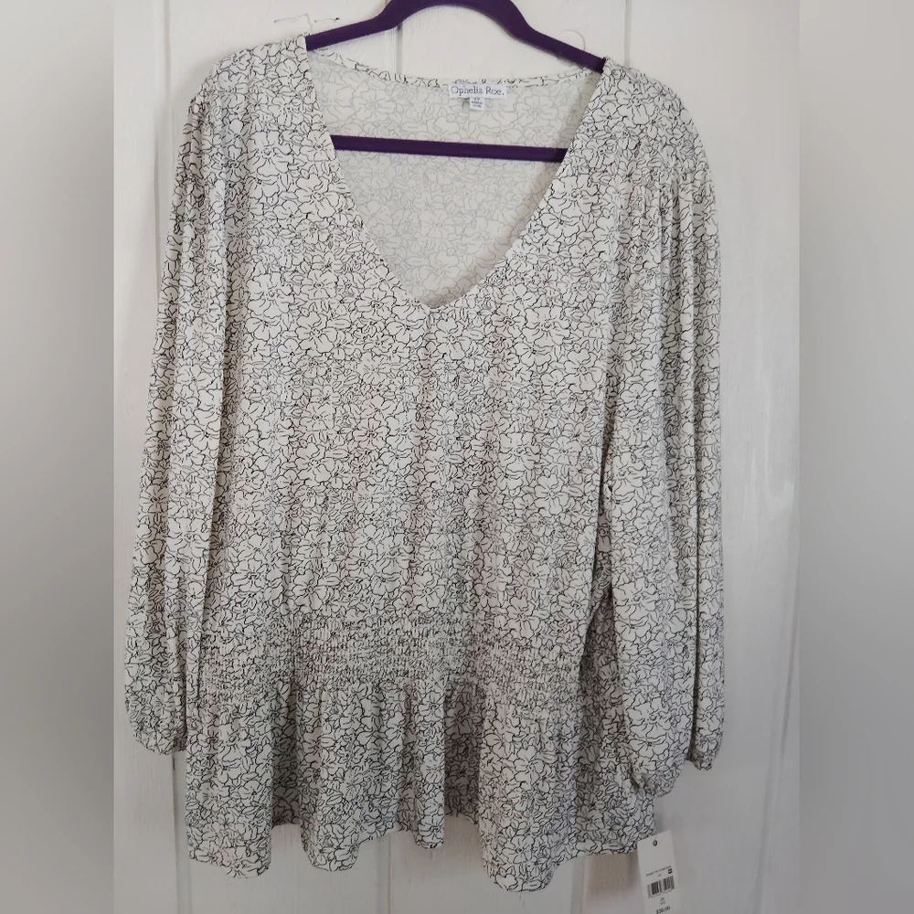NWT!! Ophlia Roe, Chic V-Neck Floral Blouse. Size 2X - Picture 6 of 8